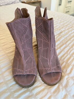 Lucky brand Womens Pink suede Perforated Peep-Toe Booties size 7.5